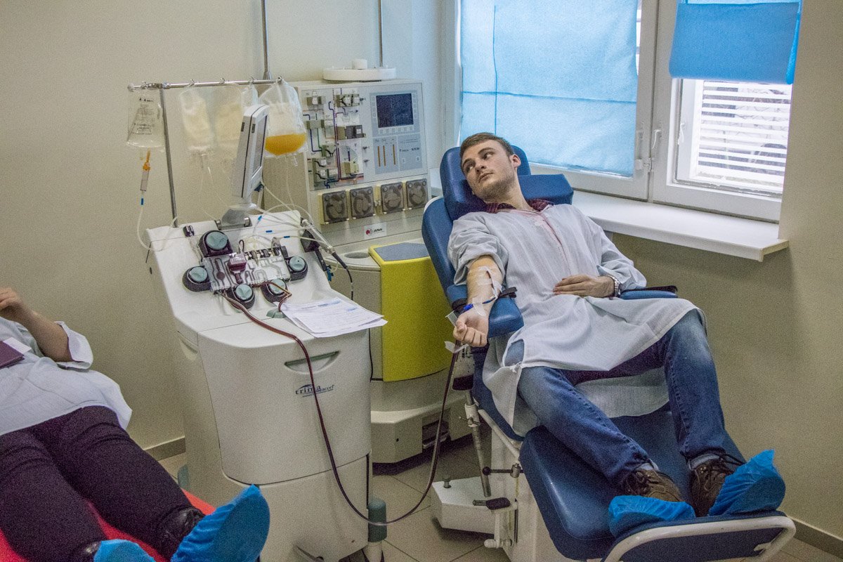 Каждый четверг в Центре кардиологии и кардиохирургии все желающие приходят сдавать кровь на помощь детям