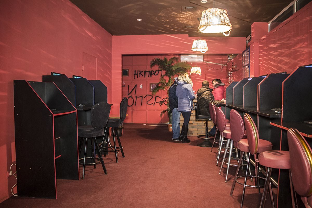 Несмотря на рейд и словесное противостояние на улице, игровое заведение работает Несмотря на рейд и словесное противостояние на улице, игровое заведение работает