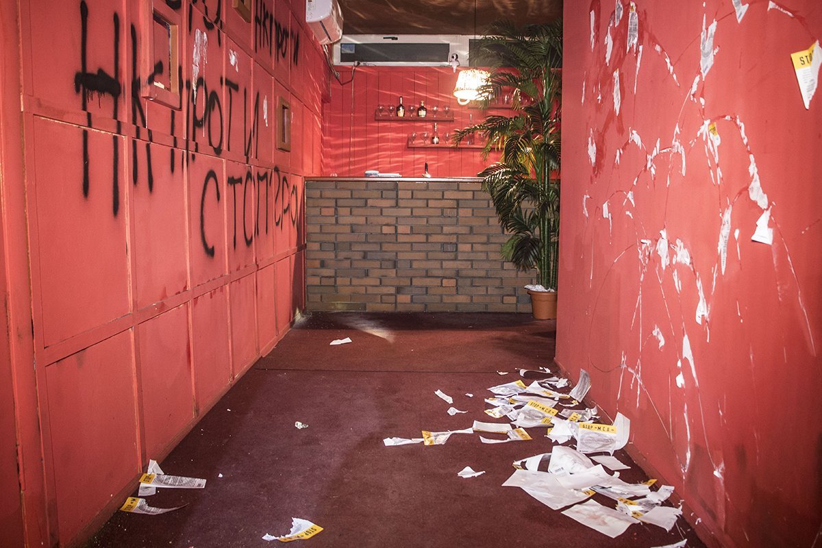 Надписи нанесены также внутри помещения Надписи нанесены также внутри помещения