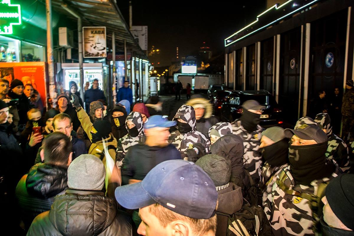 Пытались закрыть "Золотую подкову" около 20 человек Пытались закрыть "Золотую подкову" около 20 человек