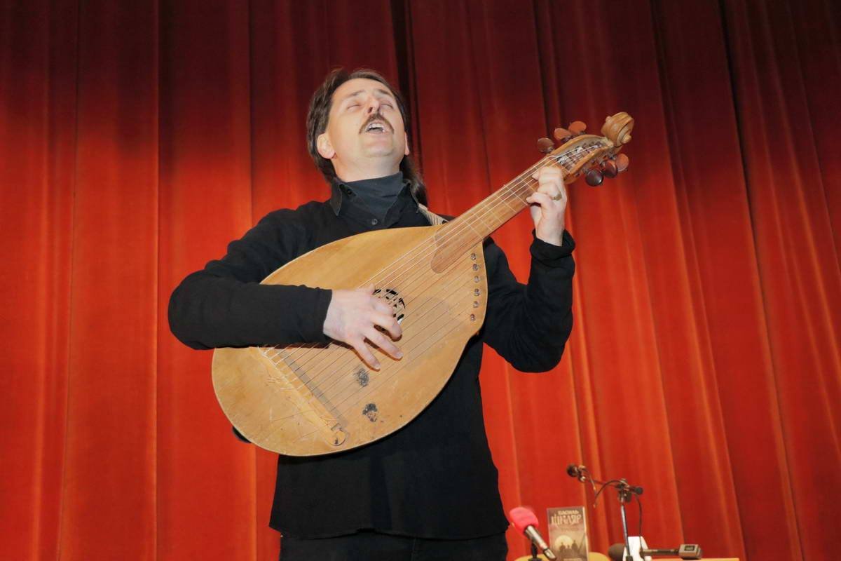 На вечере звучали музыкальные композиции 