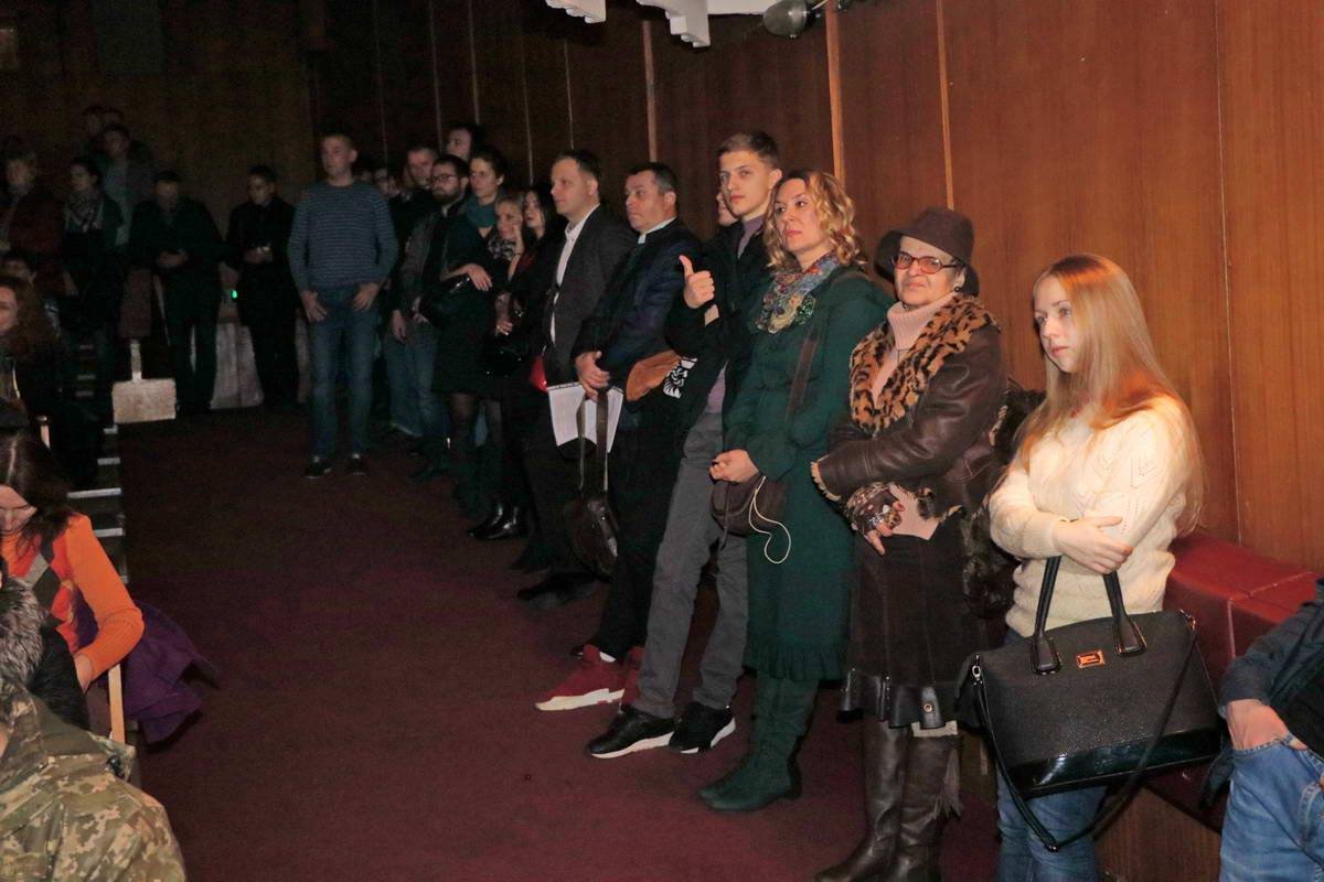 Зал был заполнен до отказа. Тем, кому не хватило мечта в креслах, пришлось стоять 