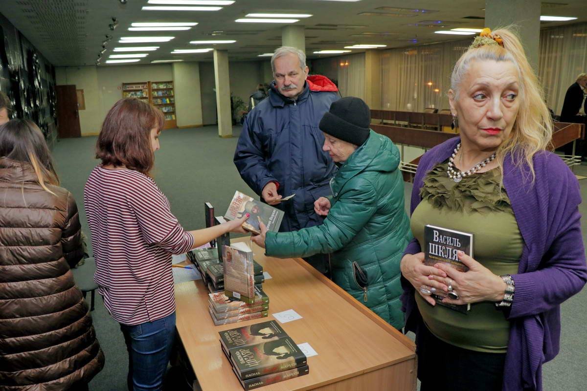 На презентации можно было приобрести экземпляр нового романа 