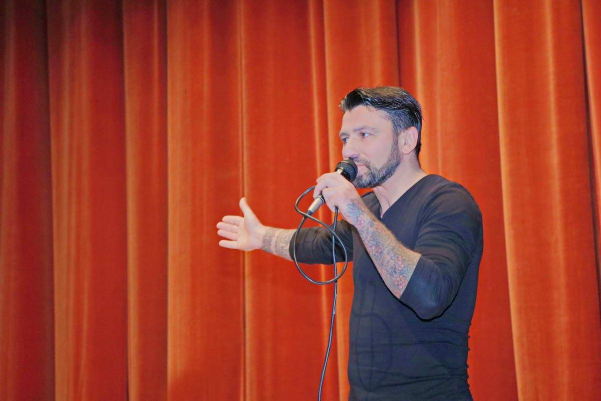 Ведущий вечера - фронтмен группы Kozak System Иван Леньо