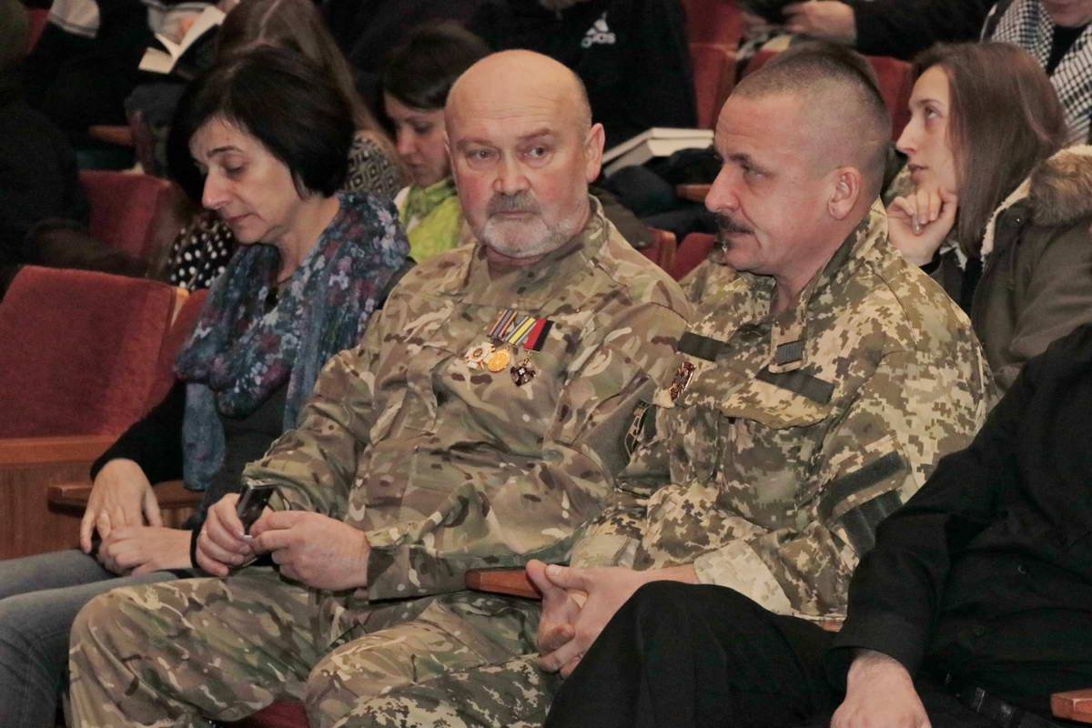 На встречу с писателем пришли участники АТО 