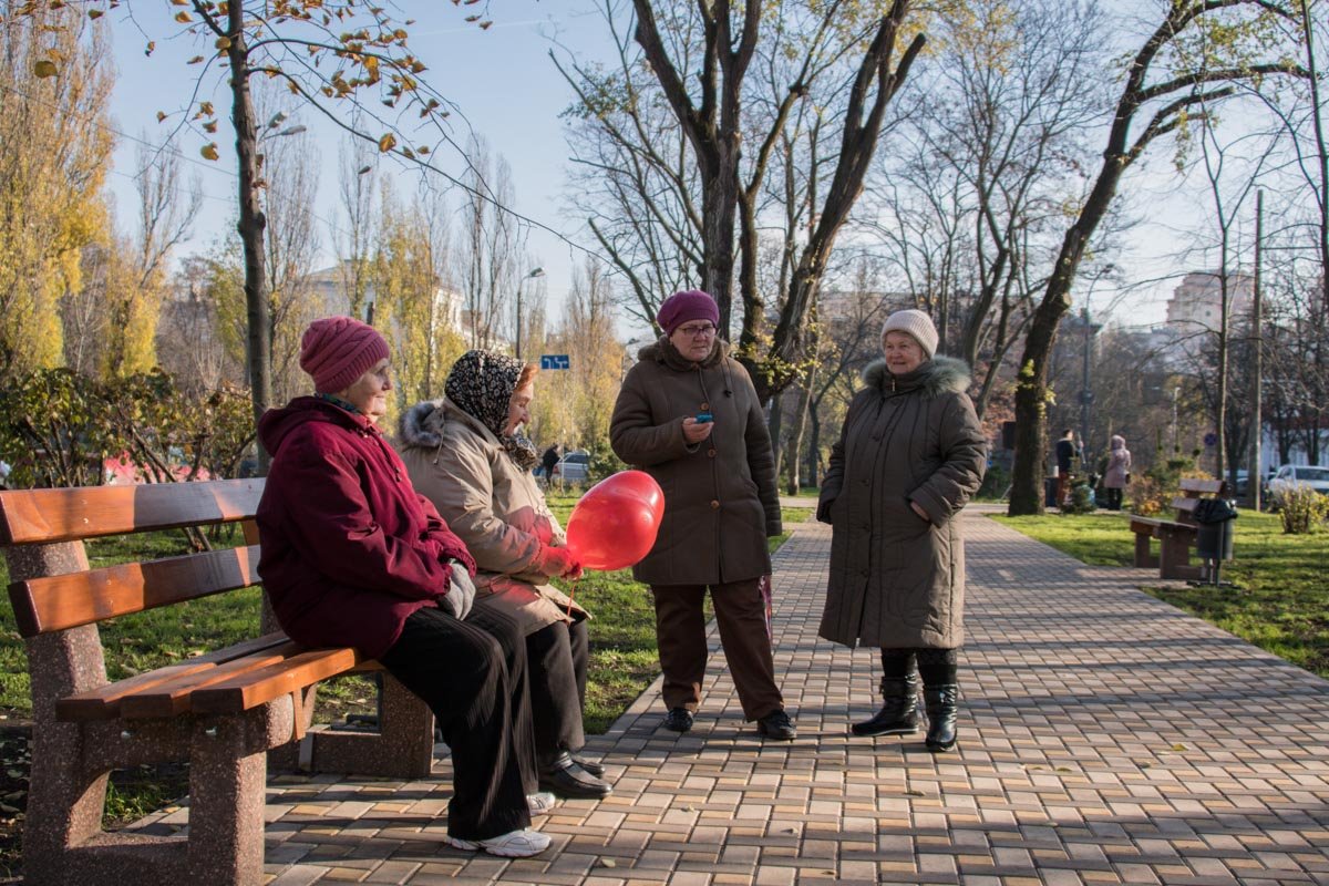 А к лавочкам на бульваре Гавела давно присмотрелись бабушки. Обновлением парка они довольны А к лавочкам на бульваре Гавела давно присмотрелись бабушки. Обновлением парка они довольны