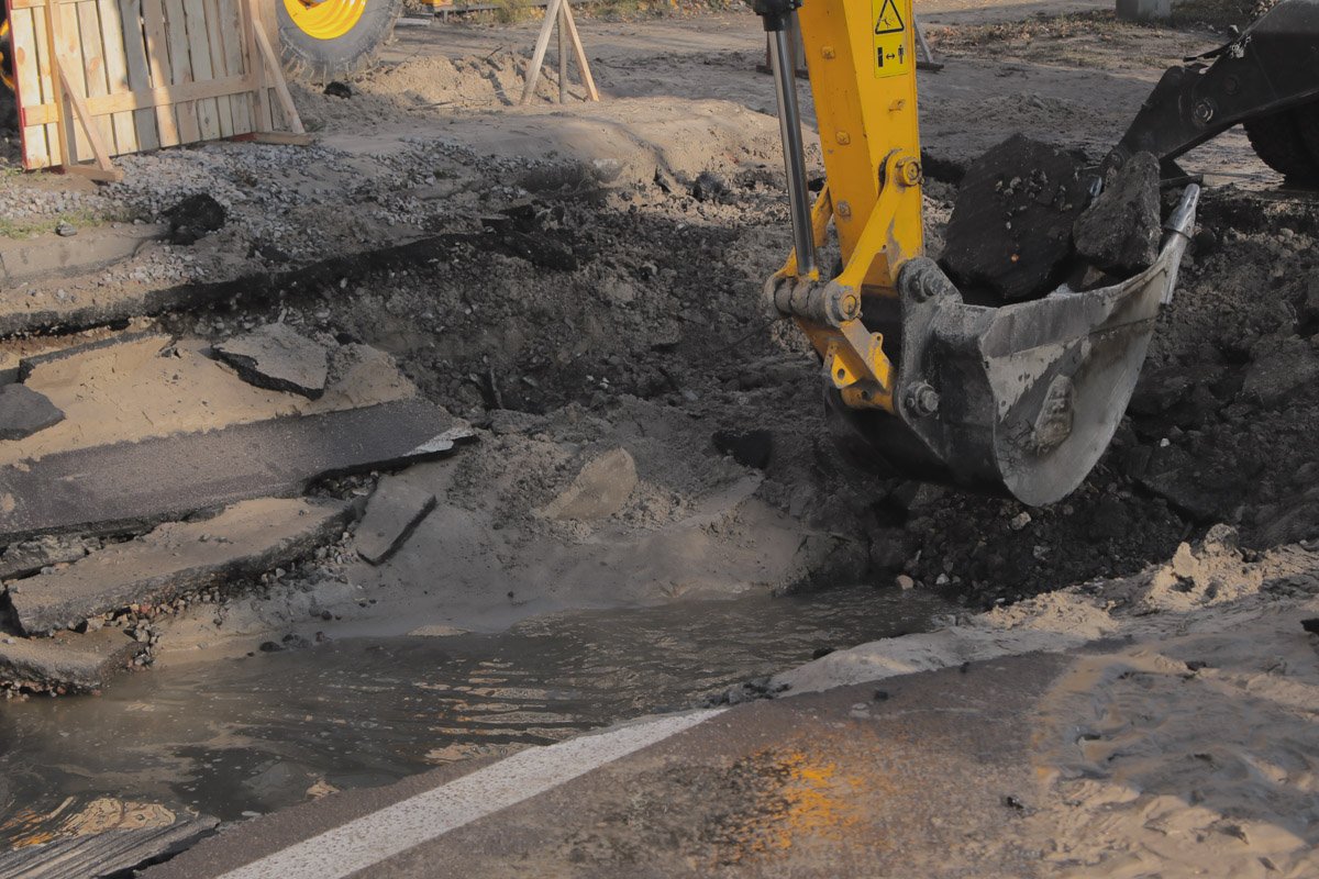 Часть дороги затопило