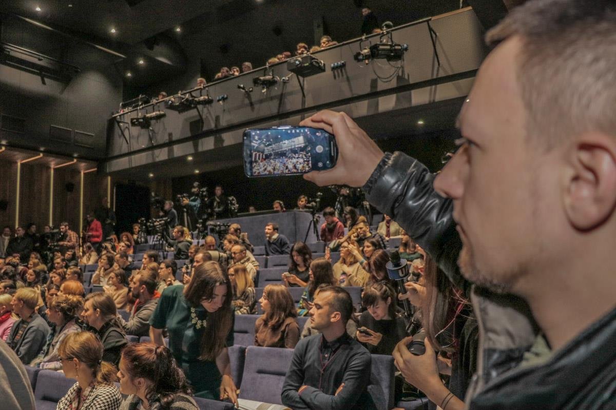 В зале присутствовало много журналистов В зале присутствовало много журналистов