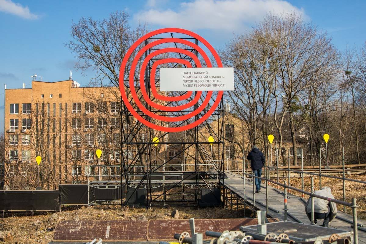 Над благоустройством территории работают строители Над благоустройством территории работают строители