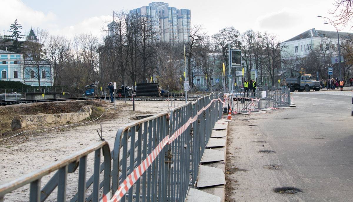 Территория мемориального комплекса ограждена забором Территория мемориального комплекса ограждена забором