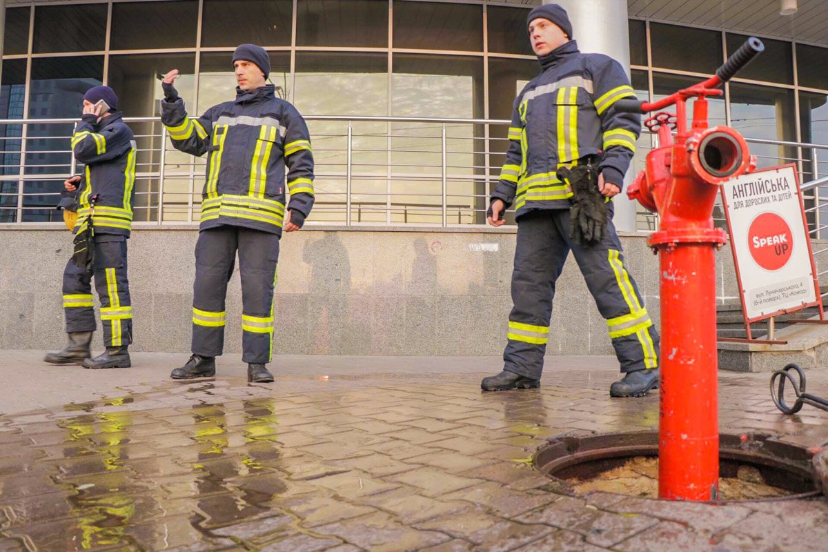 На месте работают спасатели