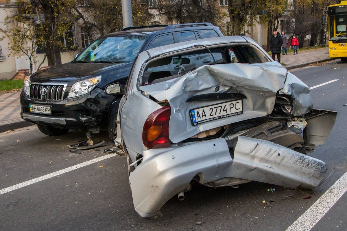 На пересечении Воздухофлотского проспекта и улицы Авиаконструктора Антонова столкнулись три автомобиля На пересечении Воздухофлотского проспекта и улицы Авиаконструктора Антонова столкнулись три автомобиля