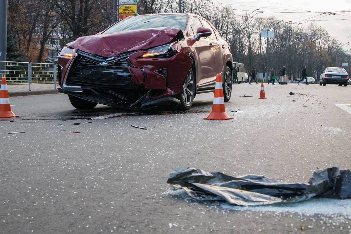 По словам патрульных, причиной аварии стала невнимательность девушки-водителя на Lexus По словам патрульных, причиной аварии стала невнимательность девушки-водителя на Lexus