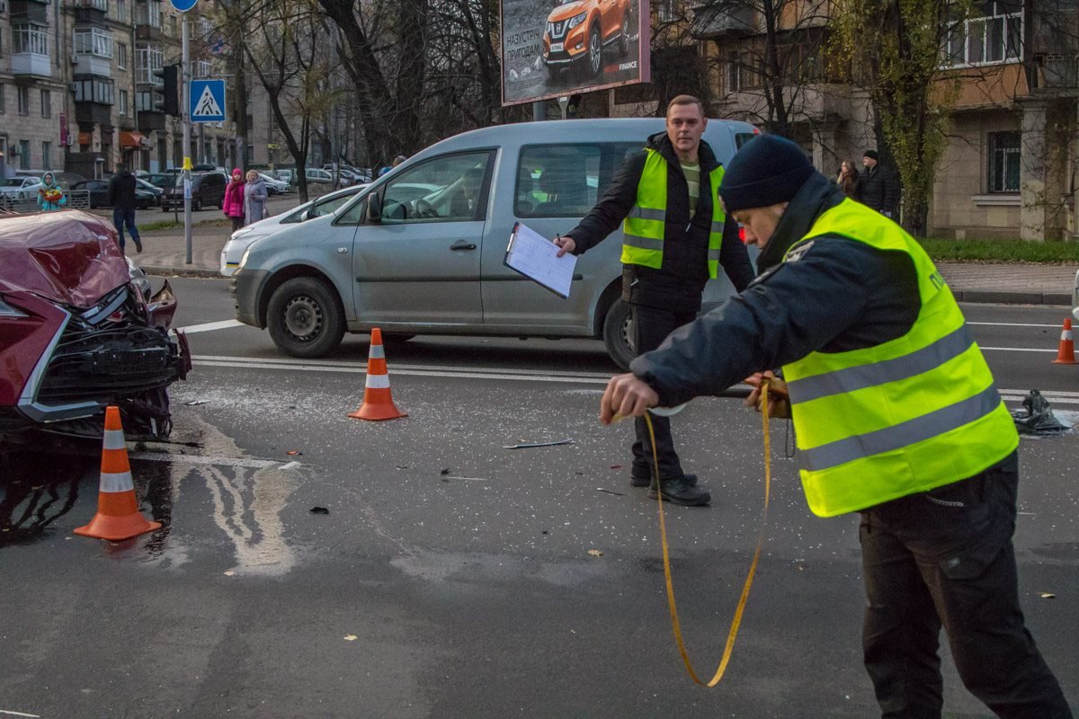 На месте работали три экипажа полицейских На месте работали три экипажа полицейских