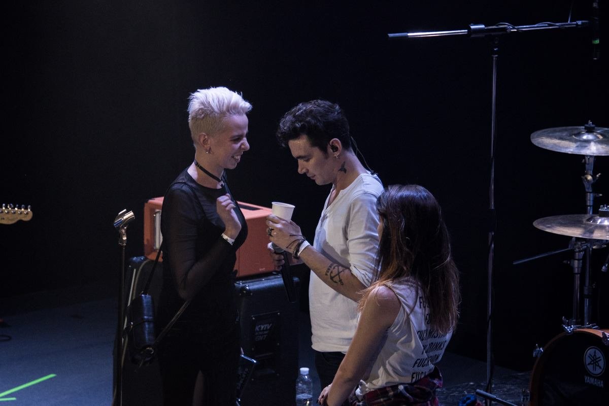 Приготовления к тому, чтобы выпить стакан морской воды не заняли много времени