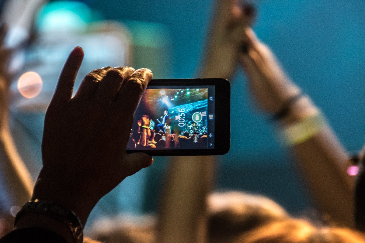 Многие записывали концерт на свои смартфоны