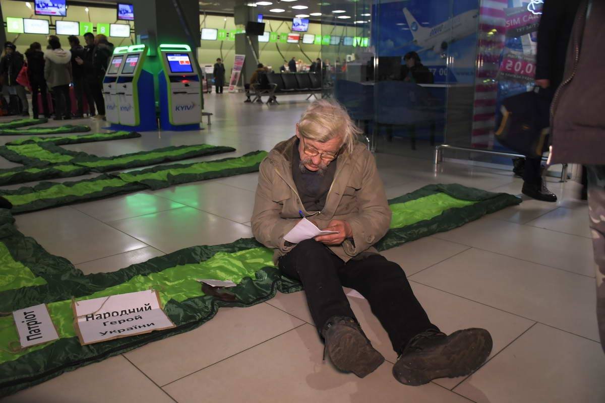 Здесь собралась достаточно разная публика. Здесь собралась достаточно разная публика.