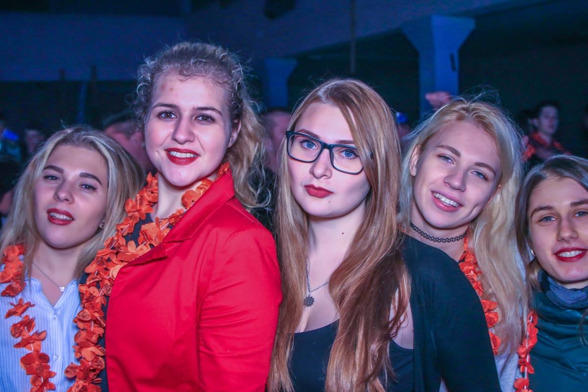 Девушки с удовольствием позировали на камеру Девушки с удовольствием позировали на камеру