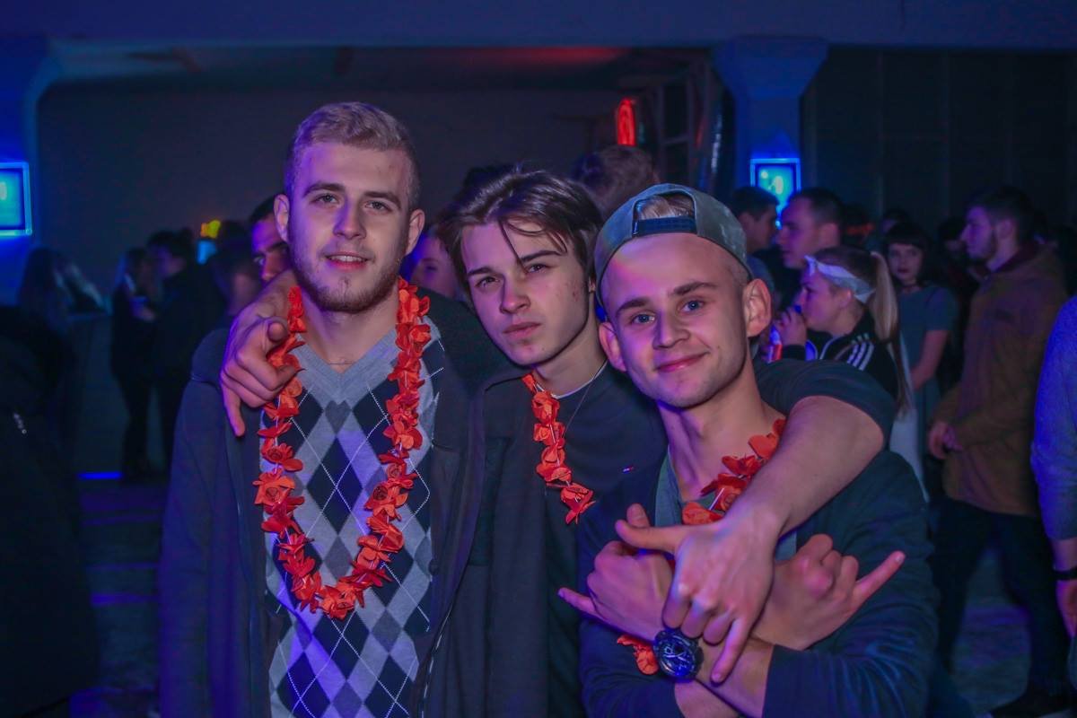 Парни от них не отставали Парни от них не отставали