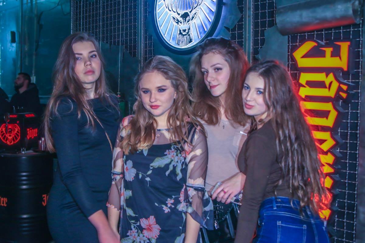 Главное на фото - это правильная поза и фирменный взгляд Главное на фото - это правильная поза и фирменный взгляд