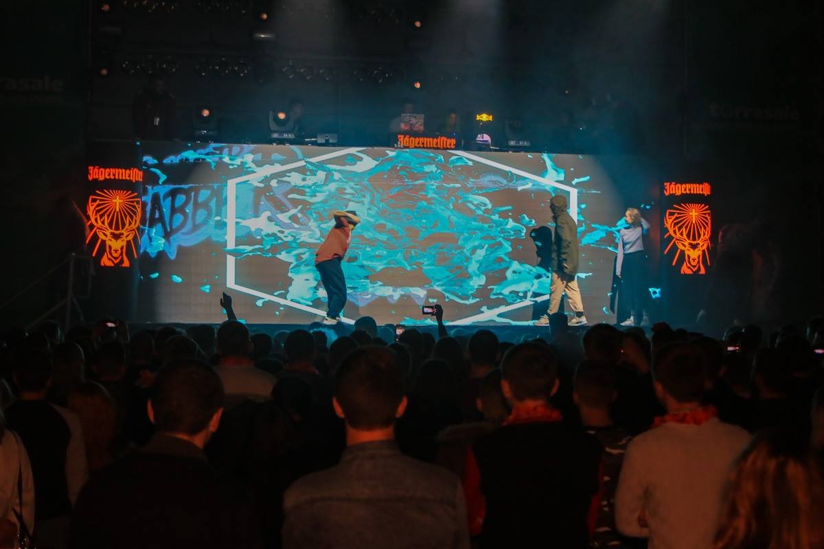 На сцене батлили танцоры На сцене батлили танцоры