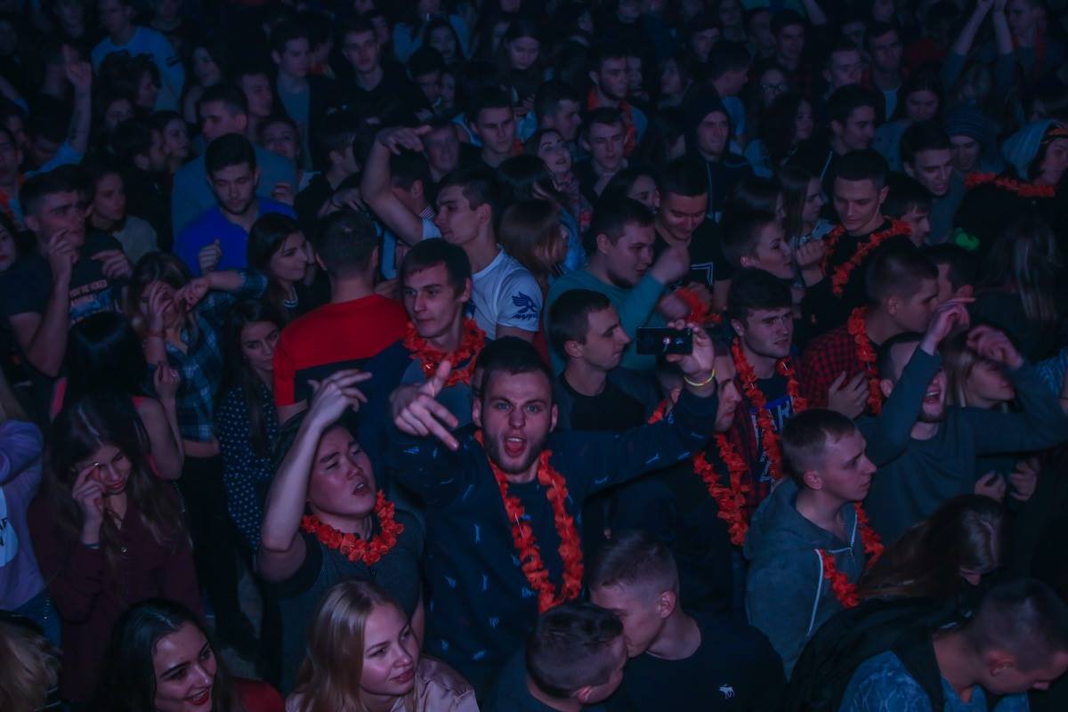 Некоторым на празднике было особенно весело Некоторым на празднике было особенно весело