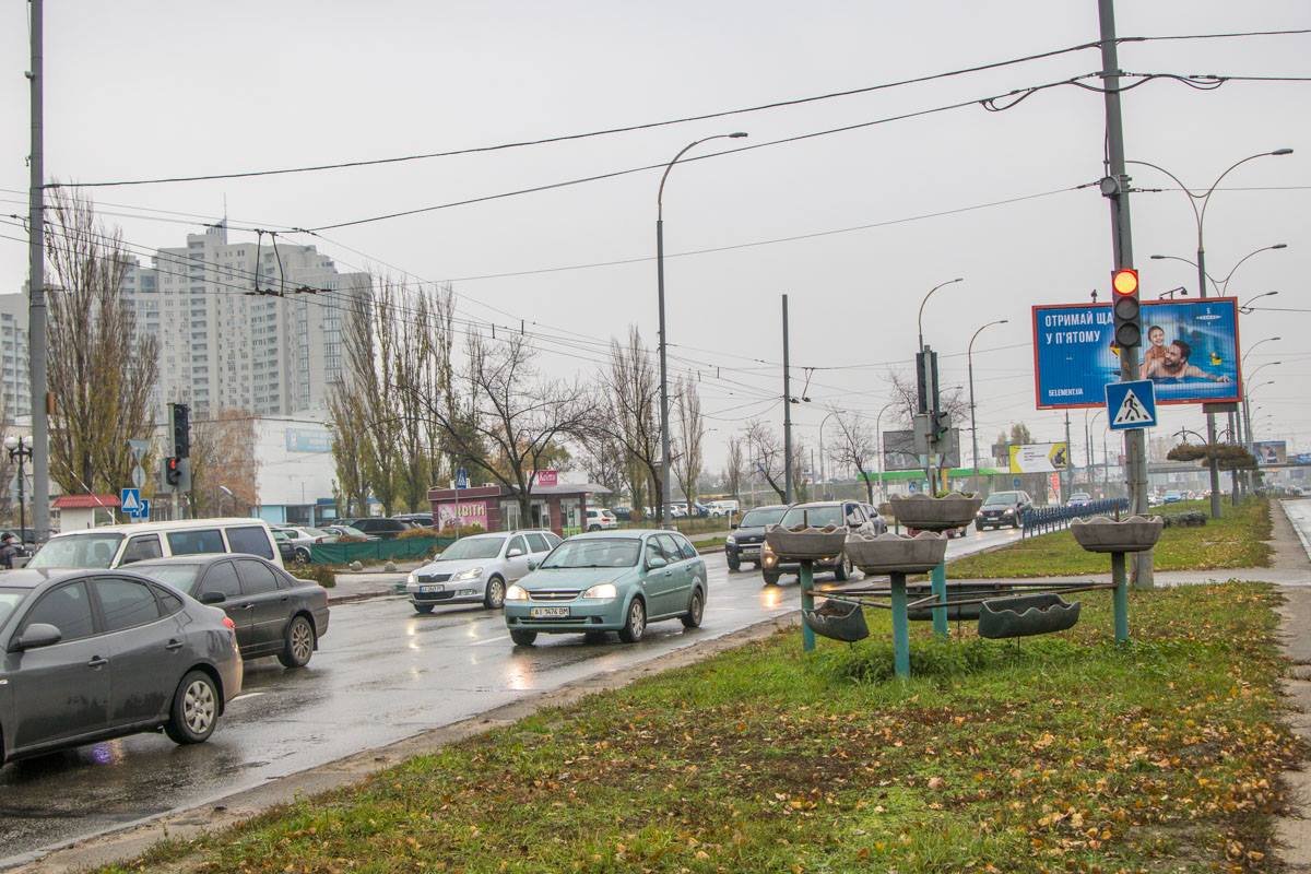 Движение на участке, где произошла авария, оживленное Движение на участке, где произошла авария, оживленное