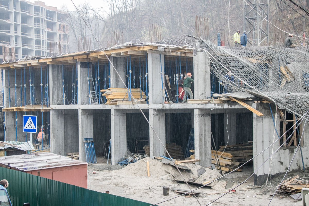 Обвал произошел на Воздвиженке Обвал произошел на Воздвиженке