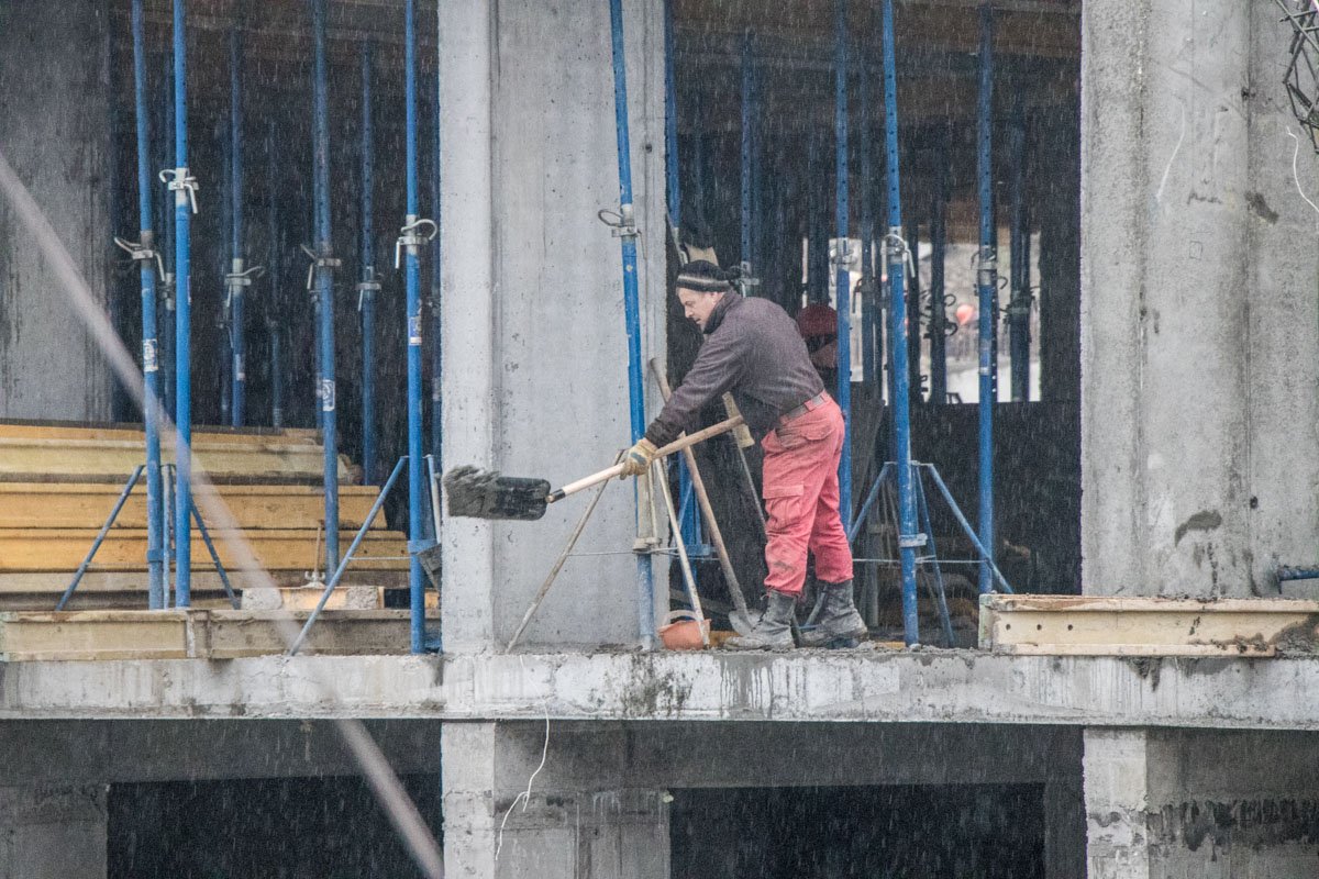 Травму лица получил один из рабочих Травму лица получил один из рабочих