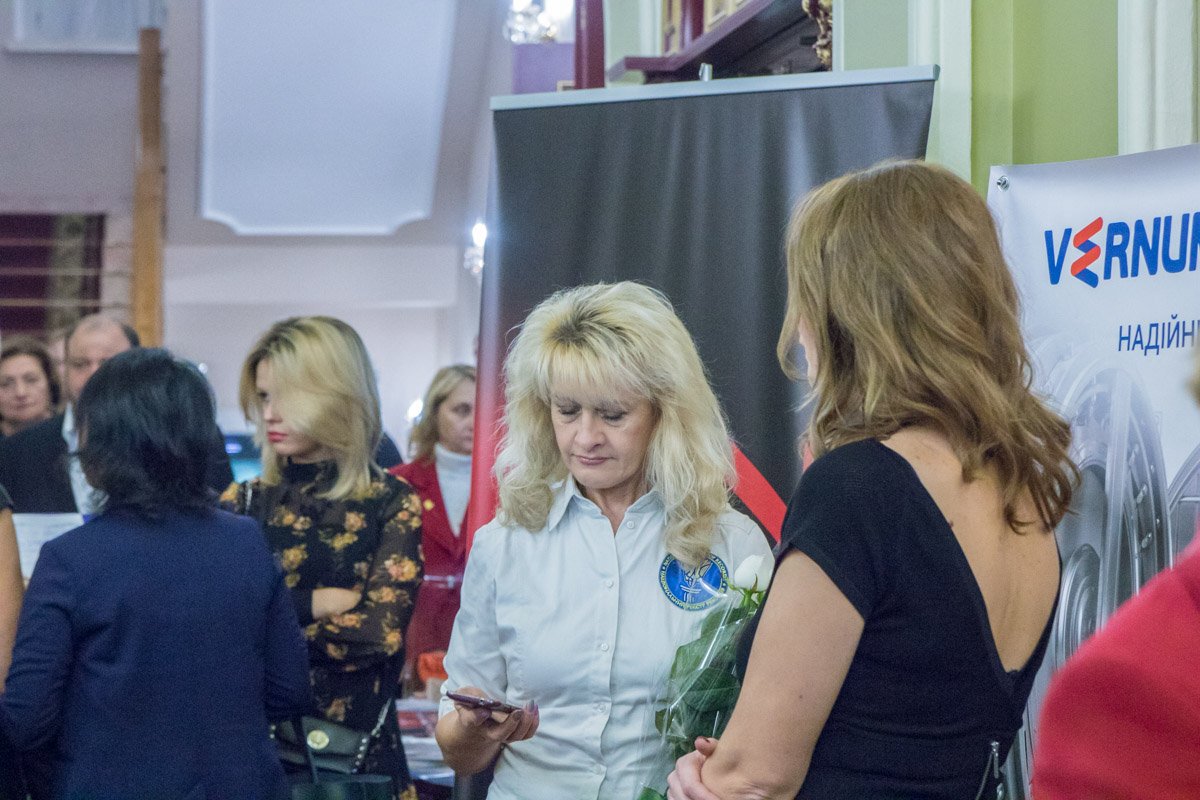 Премией награждаются женщины, добившиеся успеха в политике, медицине, спорте или других сферах Премией награждаются женщины, добившиеся успеха в политике, медицине, спорте или других сферах