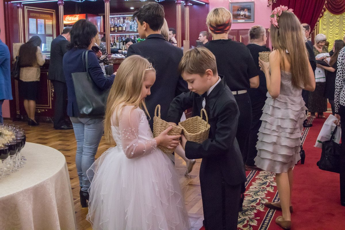 Дети раздавали гостям вечера сладкие подарки Дети раздавали гостям вечера сладкие подарки