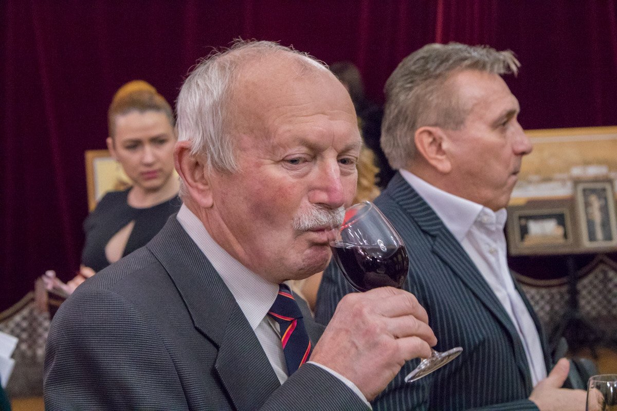 Звезды мероприятия не прочь были опрокинуть по бакальчику красного Звезды мероприятия не прочь были опрокинуть по бакальчику красного