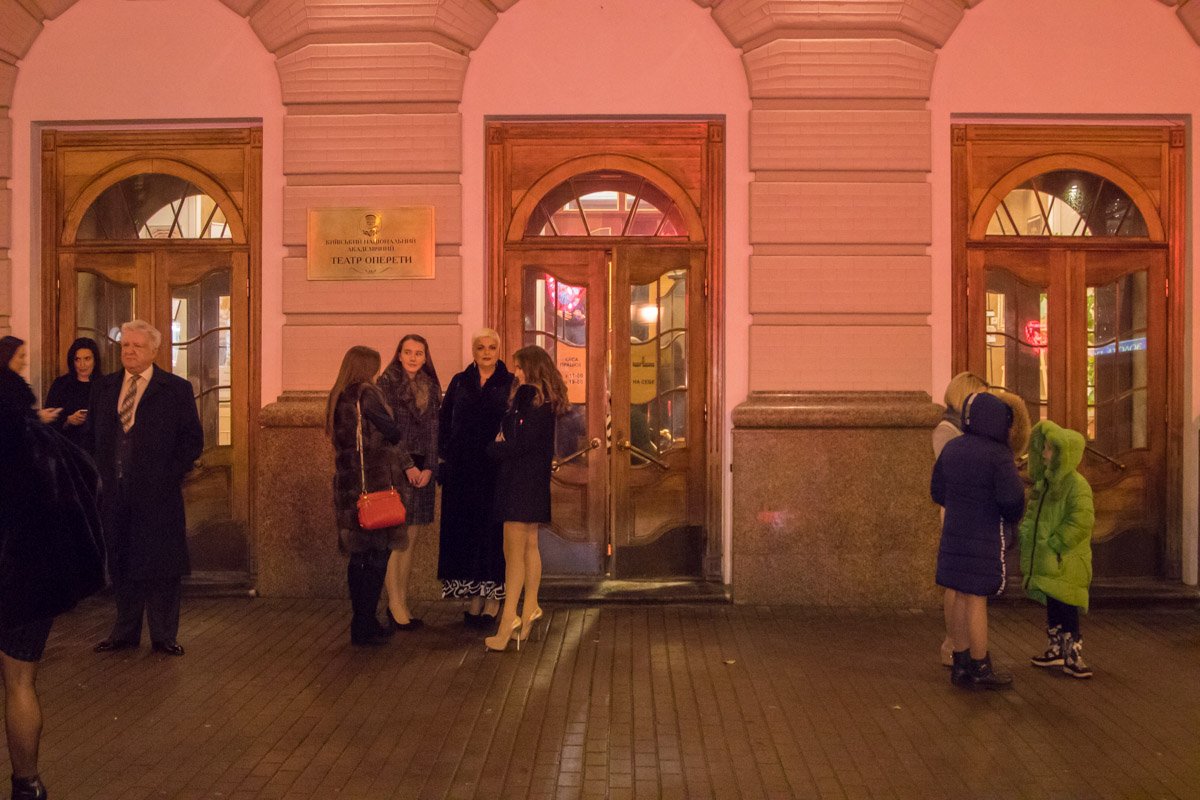 Деловые разговоры на крыльце театра оперетты Деловые разговоры на крыльце театра оперетты