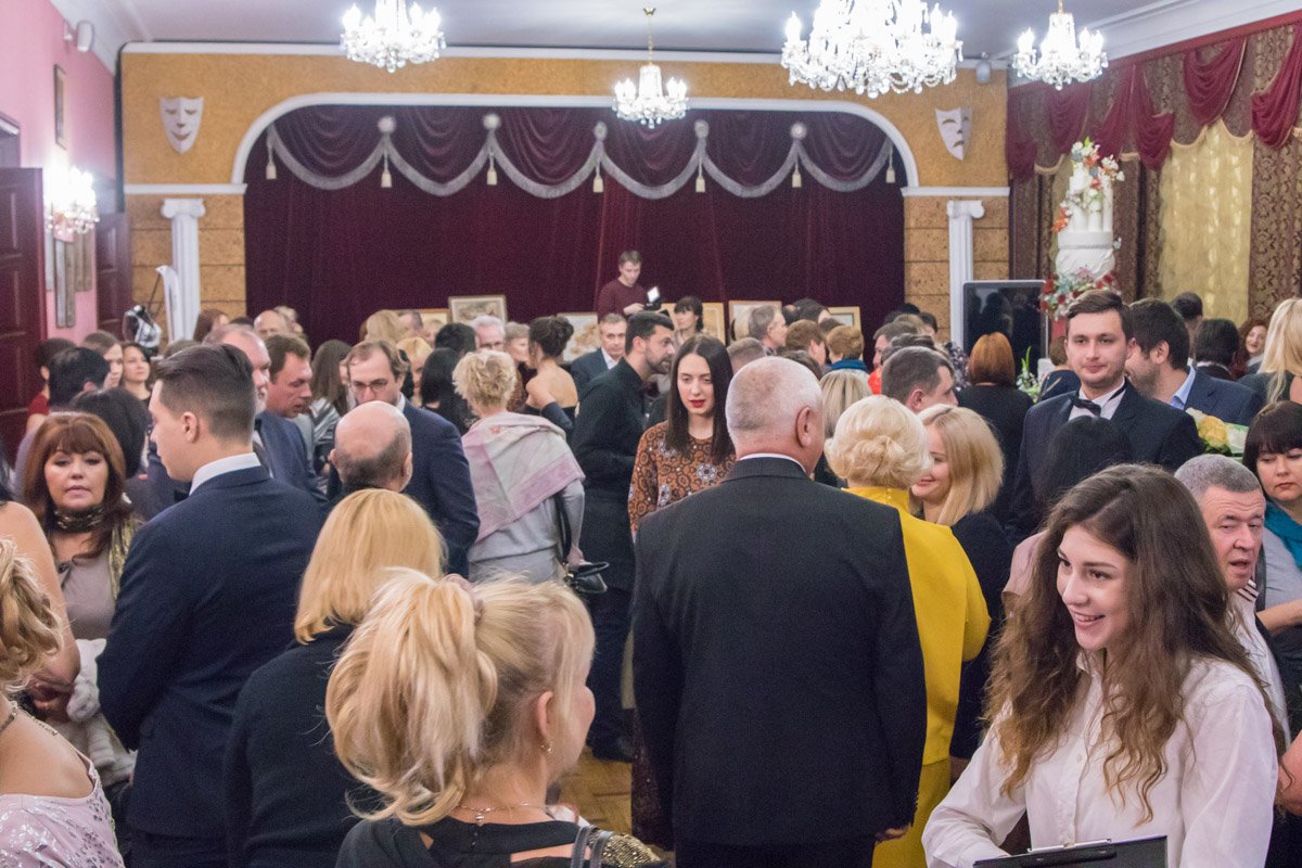 Гостей на церемонию собралось достаточно много Гостей на церемонию собралось достаточно много