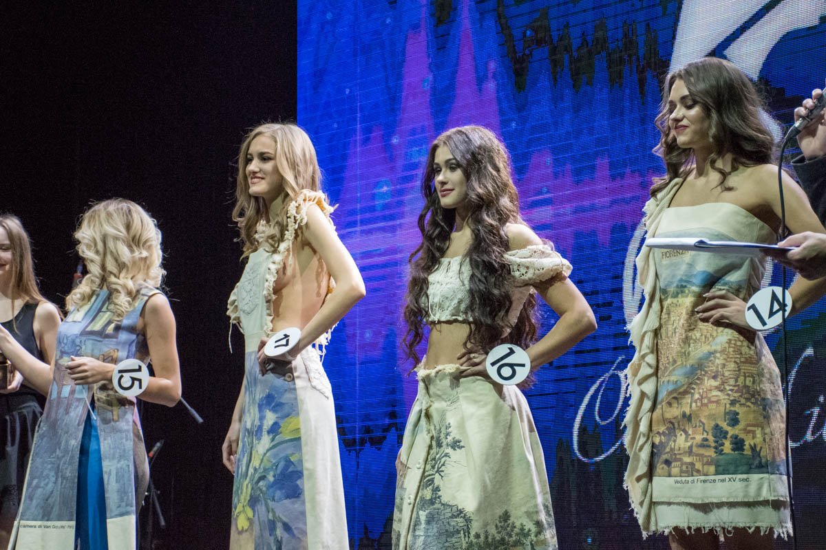 Девушки готовятся отвечать на каверзные вопросы ведущих