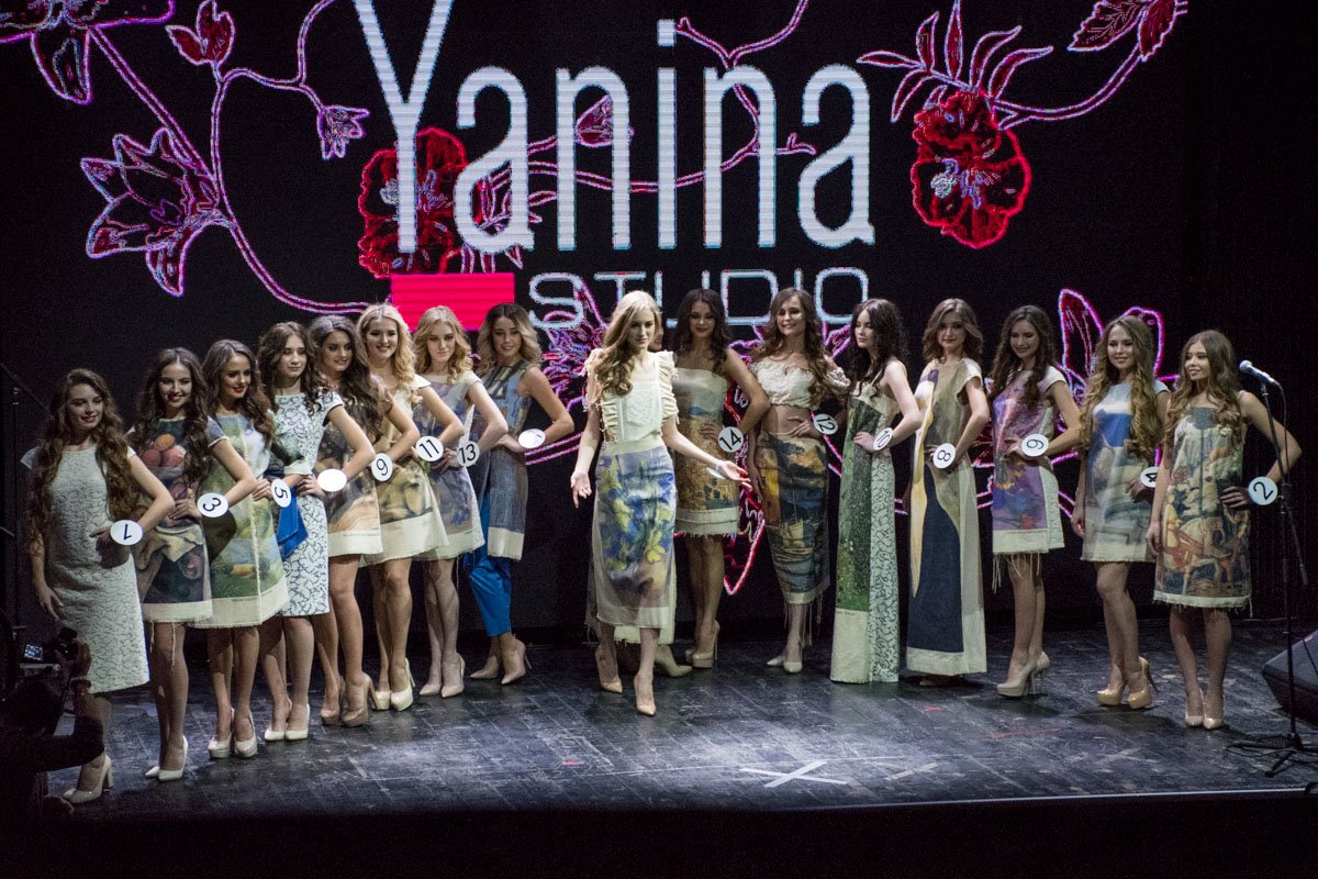 Дефиле в дизайнерских платьях - у каждой девушки свой фасон одежды