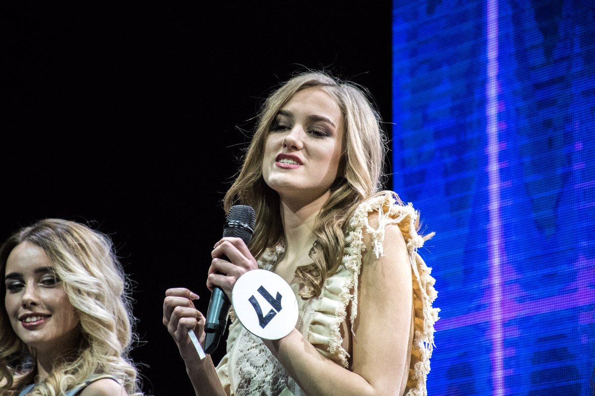 Девушки отвечают на поставленные вопросы 