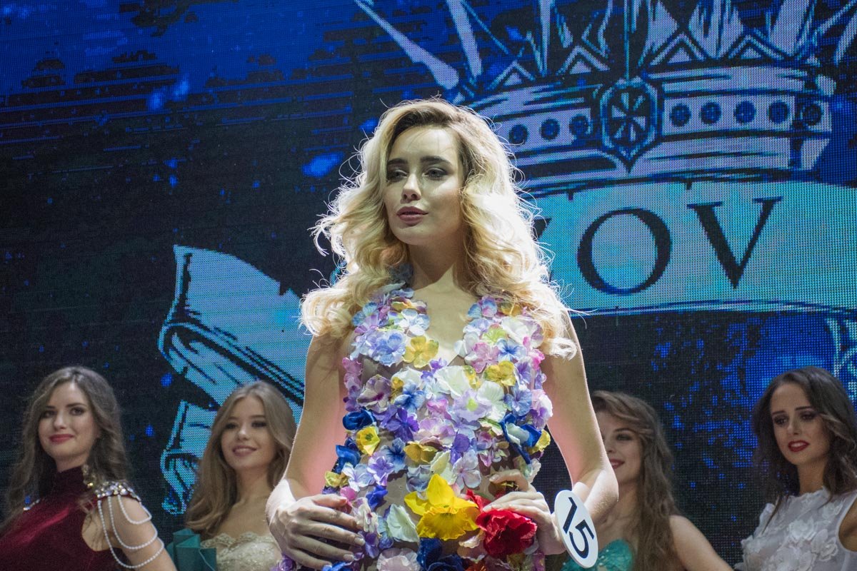 Последний этап конкурса - дефиле в вечерних платьях