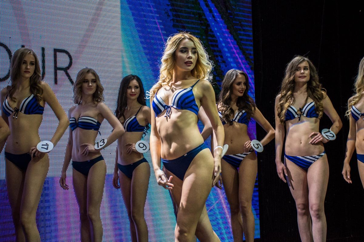 Во время дефиле каждая девушка должна была себя зарекомендовать