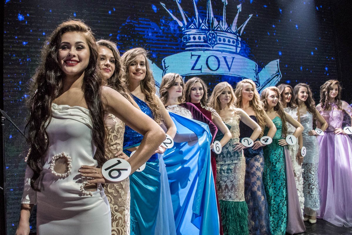 Дефиле девушек в вечерних платьях