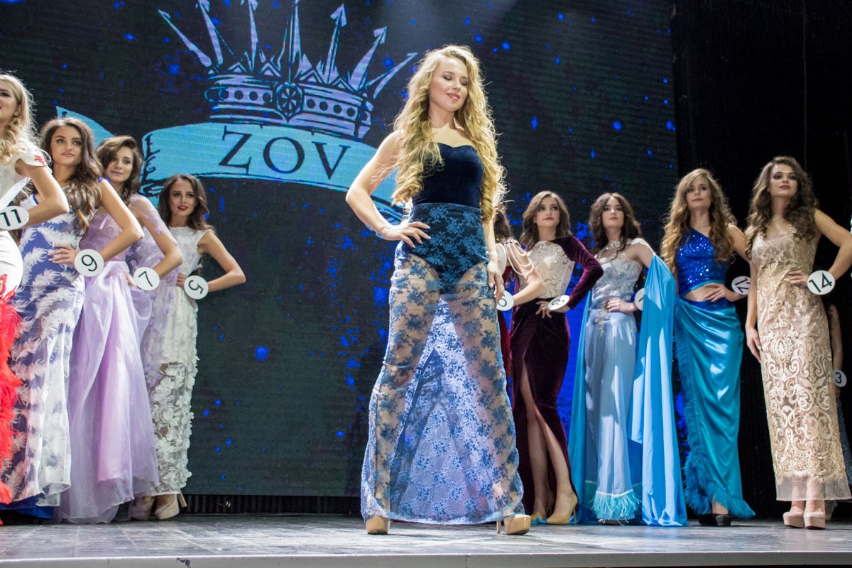 На каждой девушке было дизайнерское платье