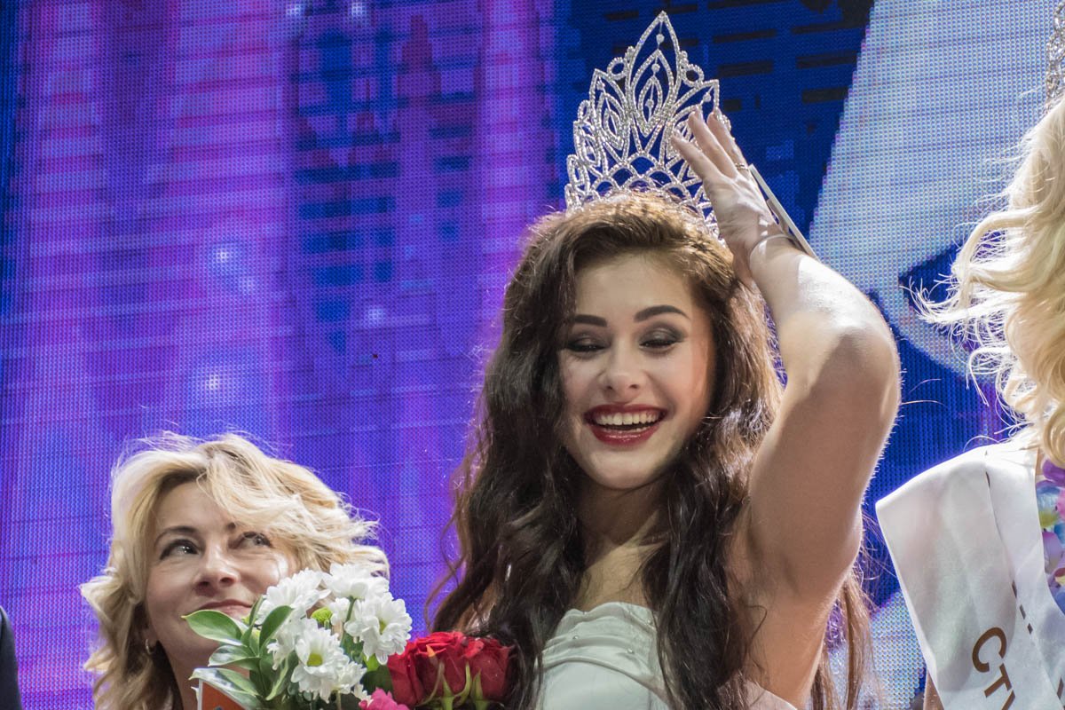 По признанию девушек, короны оказались тяжелыми