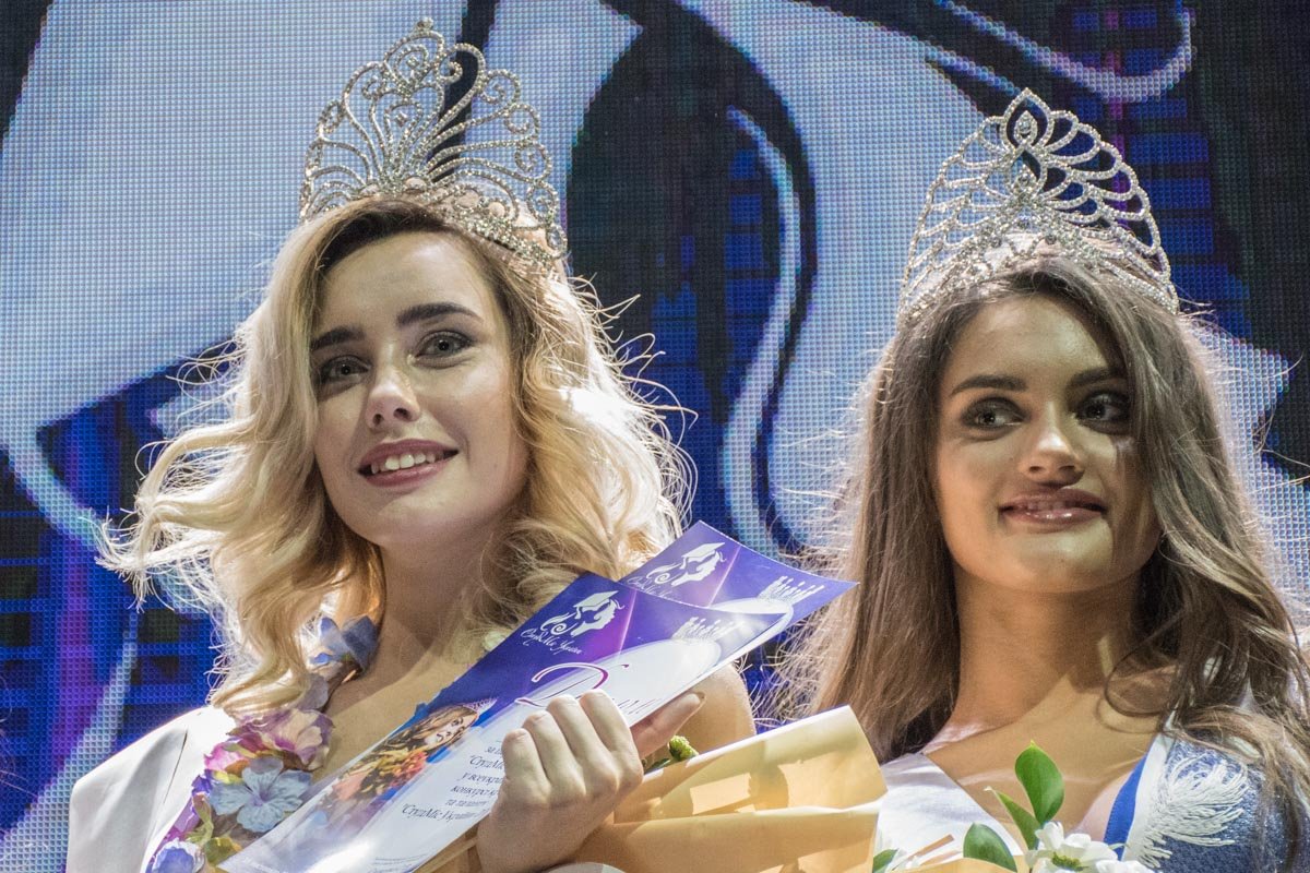 Финалистки с заслуженными призами после награждения