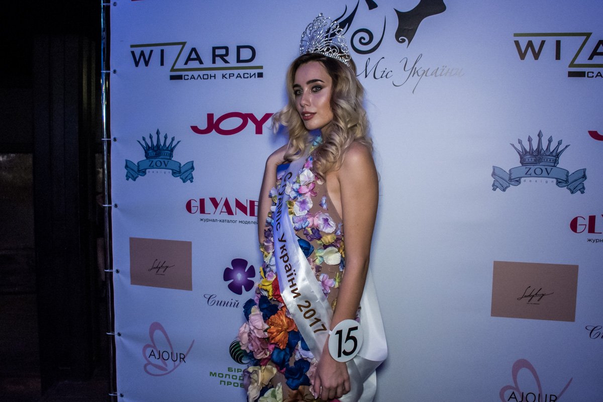 Студентка из Запорожья еще долго позировала перед фотокамерами