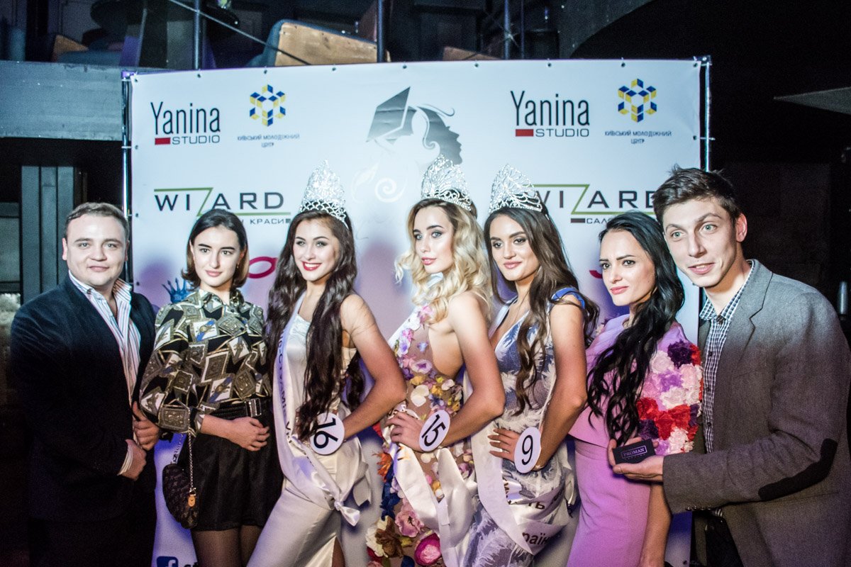 Многие в зале хотели сделать совместное фото с победительницами