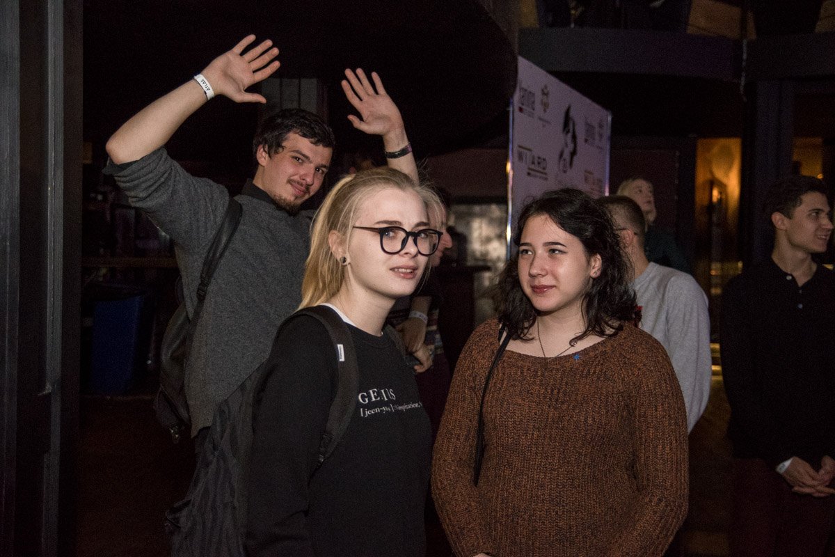 Поддержать студенток на сцене пришли их однокурсники