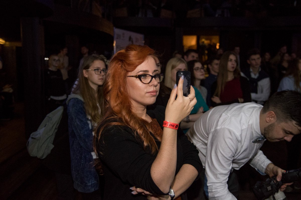 Среди зрительниц в зале также было не мало красивых девушек