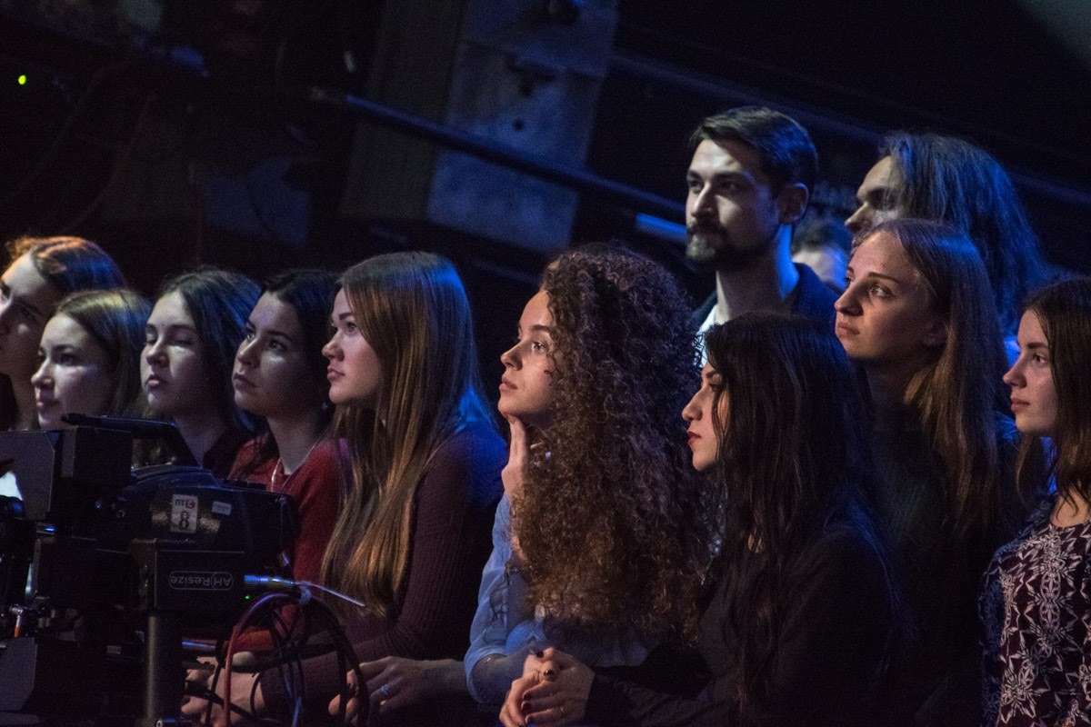 Фанаты волнуются за своих любимчиков 