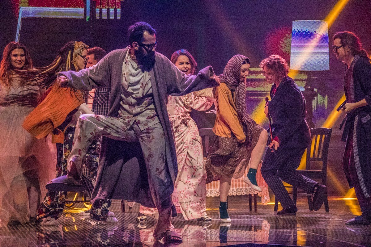 Участники открывают вторую часть шоу