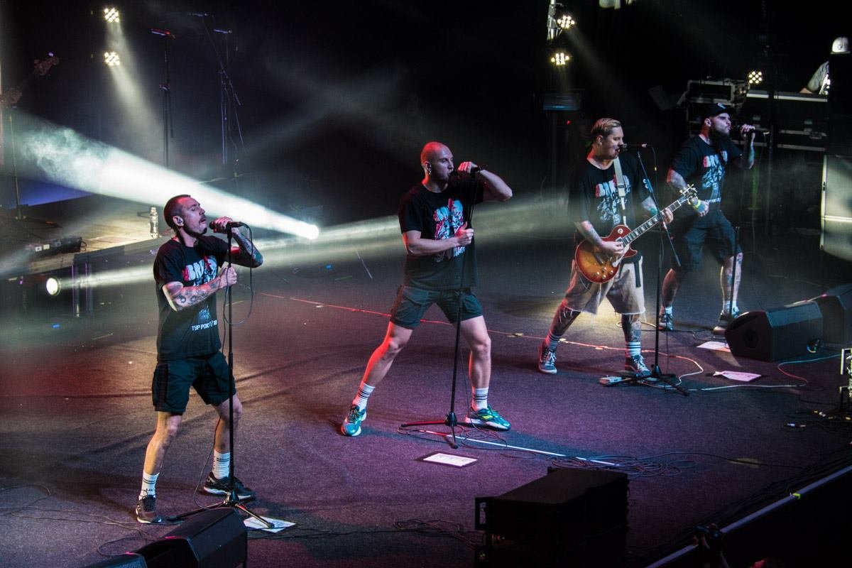 Музыканты исполнили песни на нескольких языках